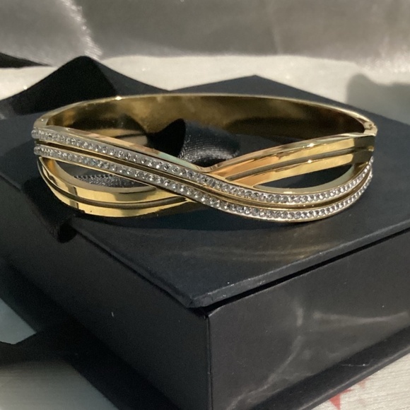 🖤Gorgeous Gold Plated Crossover infinity bracelet bangle - Picture 1 of 17